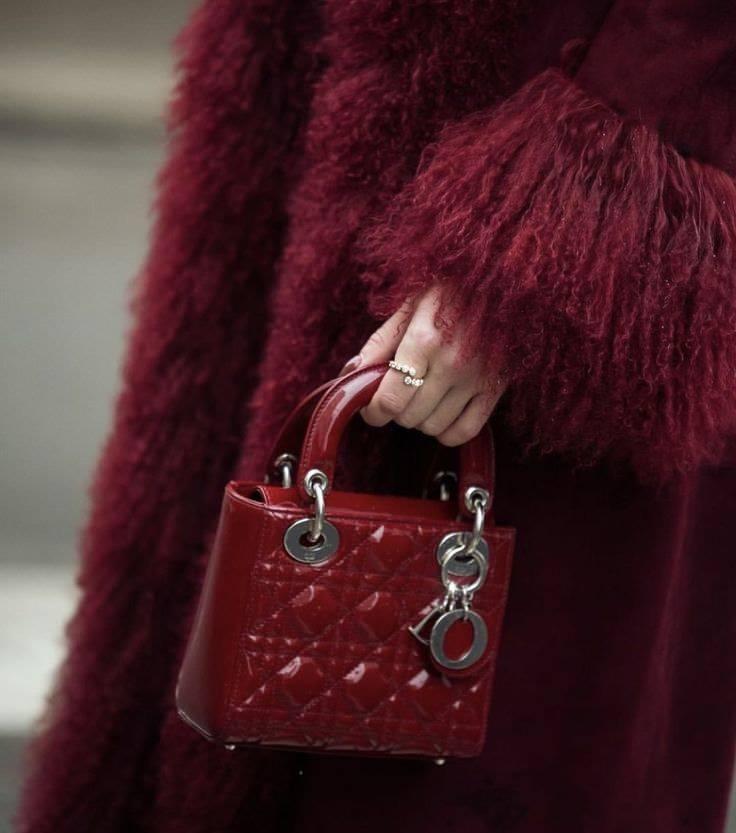 Prenses Diana'nın İmzası: Lady Dior Çantasının Zamansız Hikayesi ve Stil Rehberi
