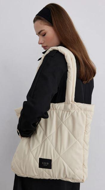 Puffer Çanta Trendi Yaz Aylarına Nasıl Taşınıyor? Kapitone Modellerle Kombin İpuçları