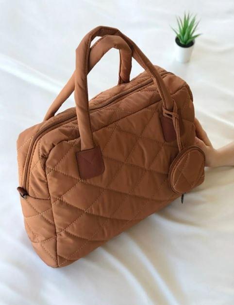 Puffer Çanta Trendi Yaz Aylarına Nasıl Taşınıyor? Kapitone Modellerle Kombin İpuçları