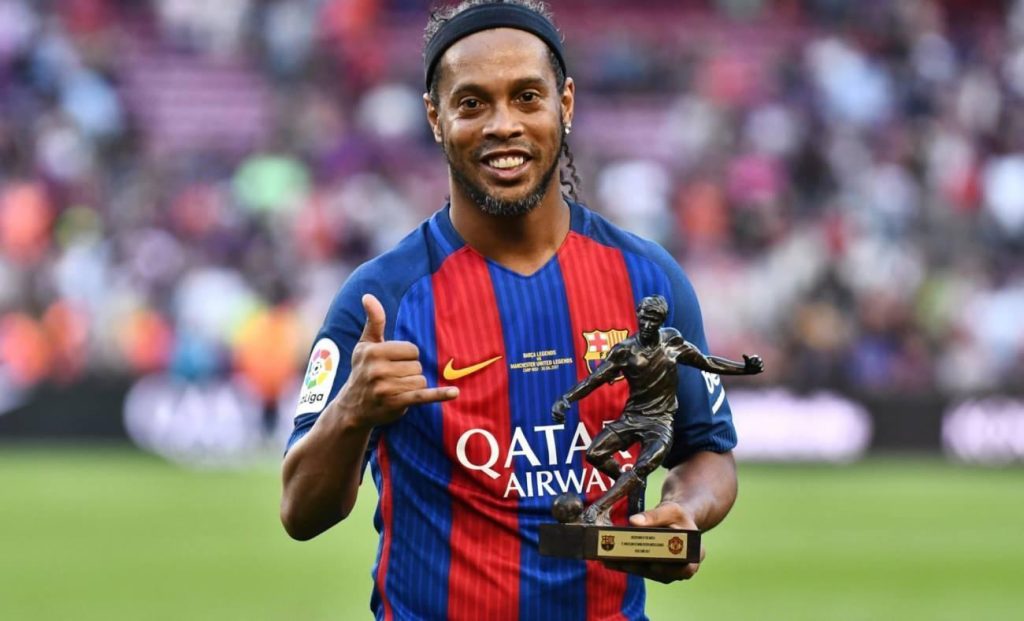 Ronaldinho, Paris Moda Haftası’nda Podyumda Oldu: Beyaz Kürkü ve Tarzıyla Gündem Oldu