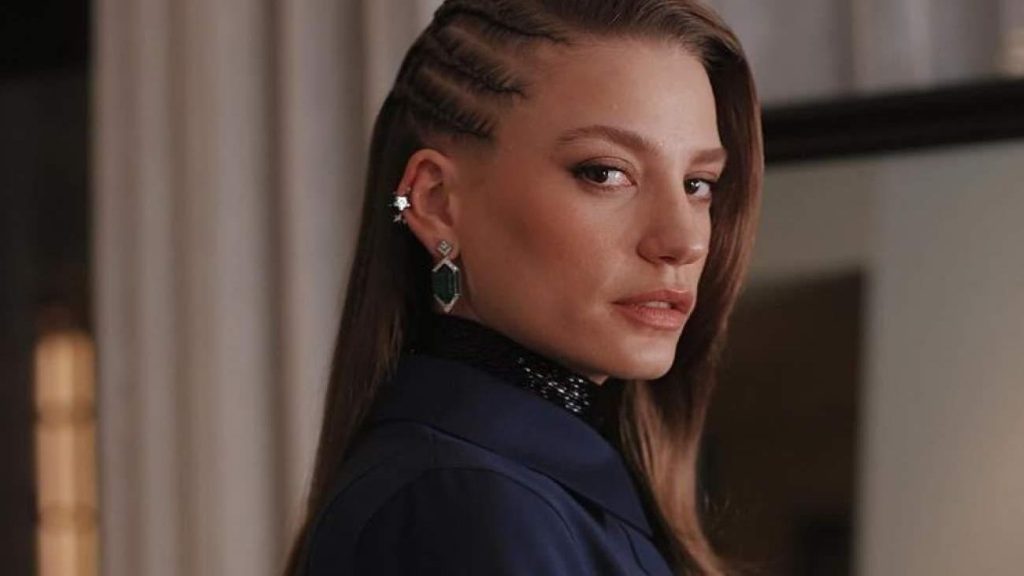 Serenay Sarıkaya, GQ Türkiye Yaratıcılık Ödülleri’nde Özgür Masur Elbisesi ve Magda Butrym Kombiniyle Gündem Oldu