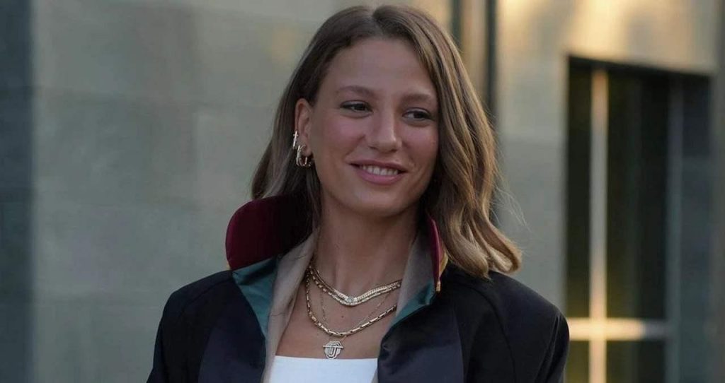 Serenay Sarıkaya'nın 50 Bin Liralık Yeşil Terlikleri Sosyal Medyayı Salladı: Günlük Şıklığı Nasıl Yükseltti?