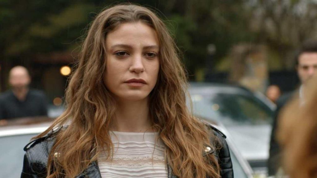 Serenay Sarıkaya’nın Tokyo tarzı olay oldu! Yalnızca çantasının değeri…