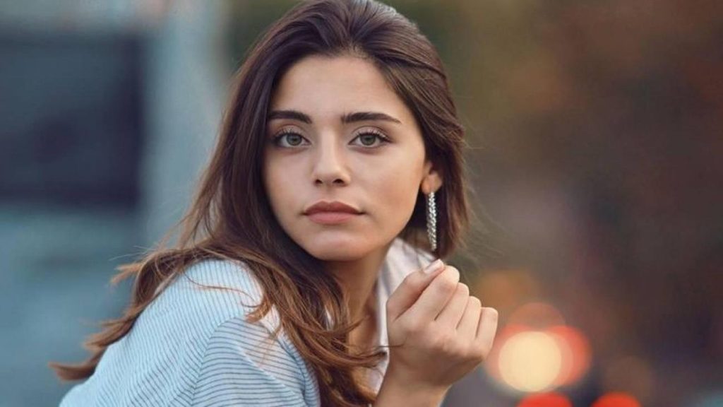 Sıla Türkoğlu’dan Tatil Kombini Gündem Oldu: Yeşil Çanta ve Lüks Detaylar Merak Uyandırdı