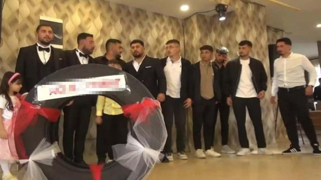 Sivas’ta Düğün Merasiminde Damada Yapılan Tır Lastiği Sürprizi Gelenleri Hayrete Dövdü