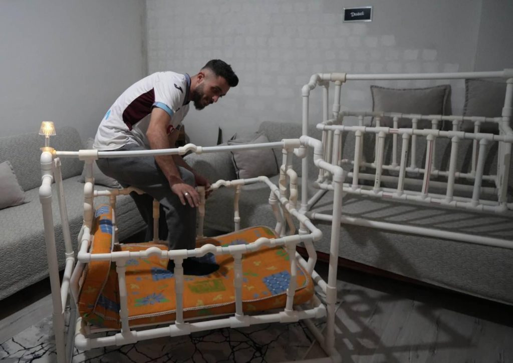 Su Tesisatçısı Furkan Karadağ'dan Kızına Borulardan Beşik: Viral Olan Tasarımın Detayları