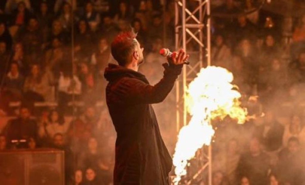 Tan Taşçı Konserde Yüzünü Yanıttı: Sahne Efekti Alevleri Arasında Kaldığı Anlar Sosyal Medyayı Salladı