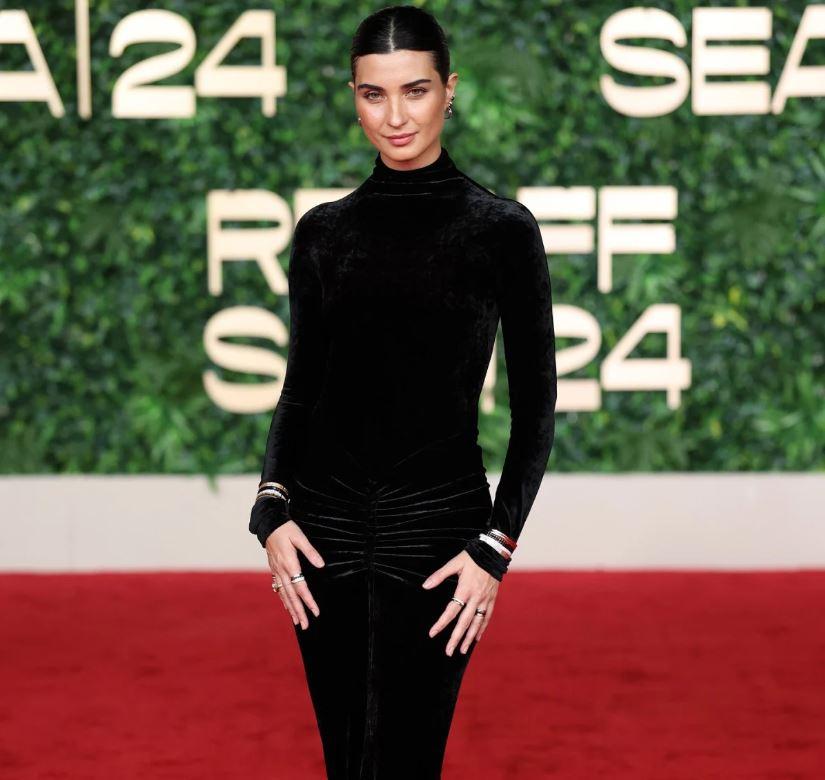 Tuba Büyüküstün, Kızıldeniz Film Festivali Kırmızı Halısında Şıklığıyla Göz Kamaştırdı