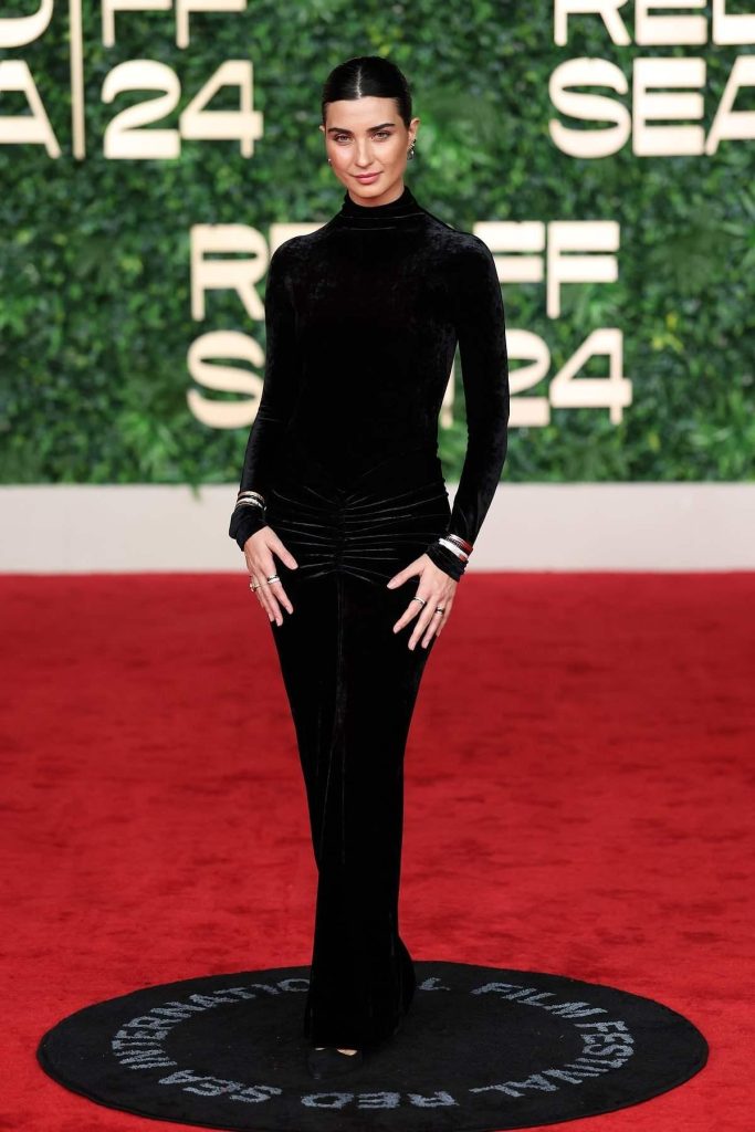 Tuba Büyüküstün, Kızıldeniz Film Festivali Kırmızı Halısında Şıklığıyla Göz Kamaştırdı