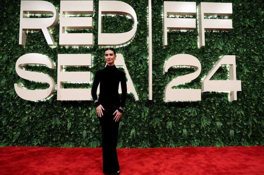 Tuba Büyüküstün, Kızıldeniz Film Festivali Kırmızı Halısında Şıklığıyla Göz Kamaştırdı