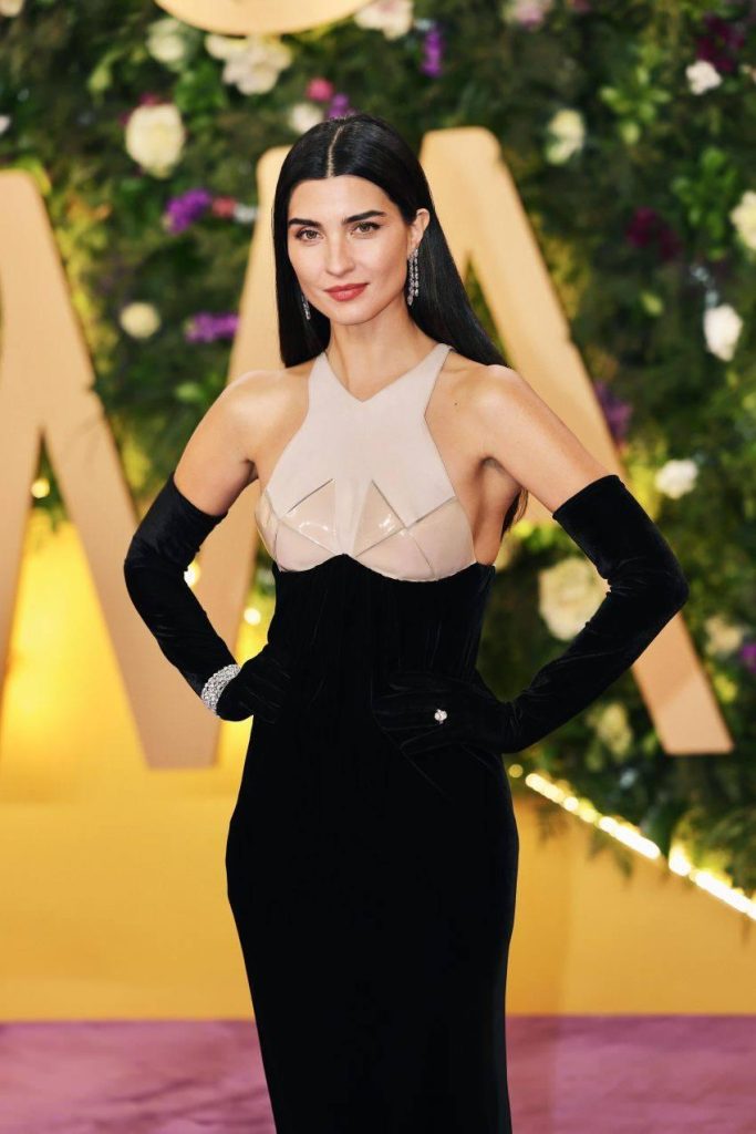 Tuba Büyüküstün'den Paris Moda Haftası: Dior SS25 Siyah Zarafetiyle Göz Kamaştırdı