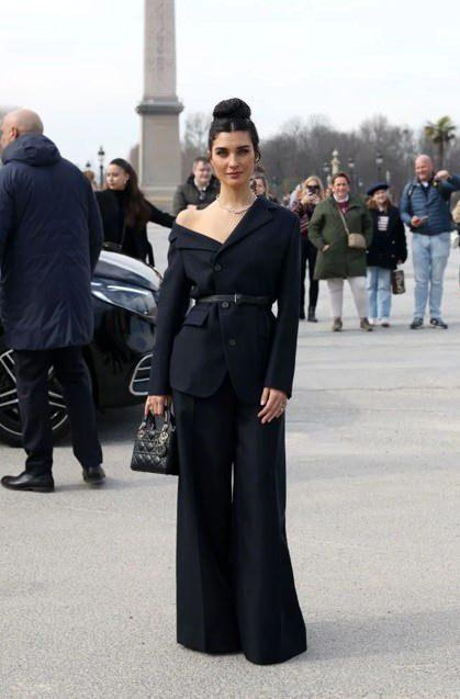 Tuba Büyüküstün'den Paris Moda Haftası: Dior SS25 Siyah Zarafetiyle Göz Kamaştırdı