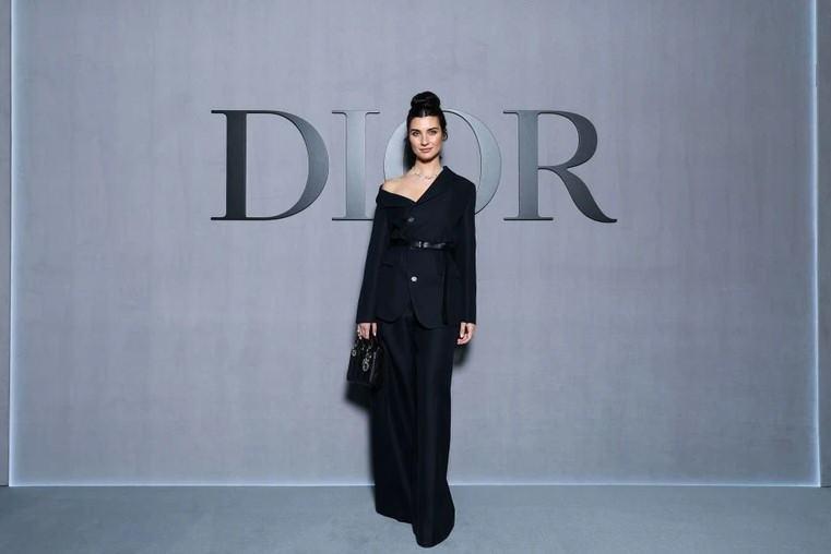 Tuba Büyüküstün'den Paris Moda Haftası: Dior SS25 Siyah Zarafetiyle Göz Kamaştırdı