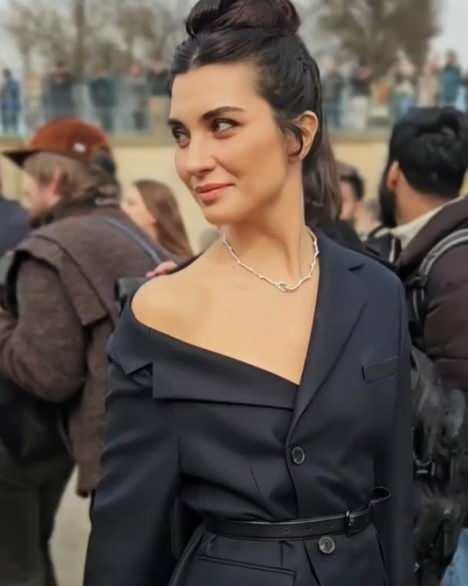 Tuba Büyüküstün'den Paris Moda Haftası: Dior SS25 Siyah Zarafetiyle Göz Kamaştırdı