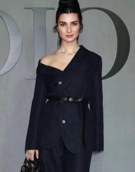 Tuba Büyüküstün'den Paris Moda Haftası: Dior SS25 Siyah Zarafetiyle Göz Kamaştırdı