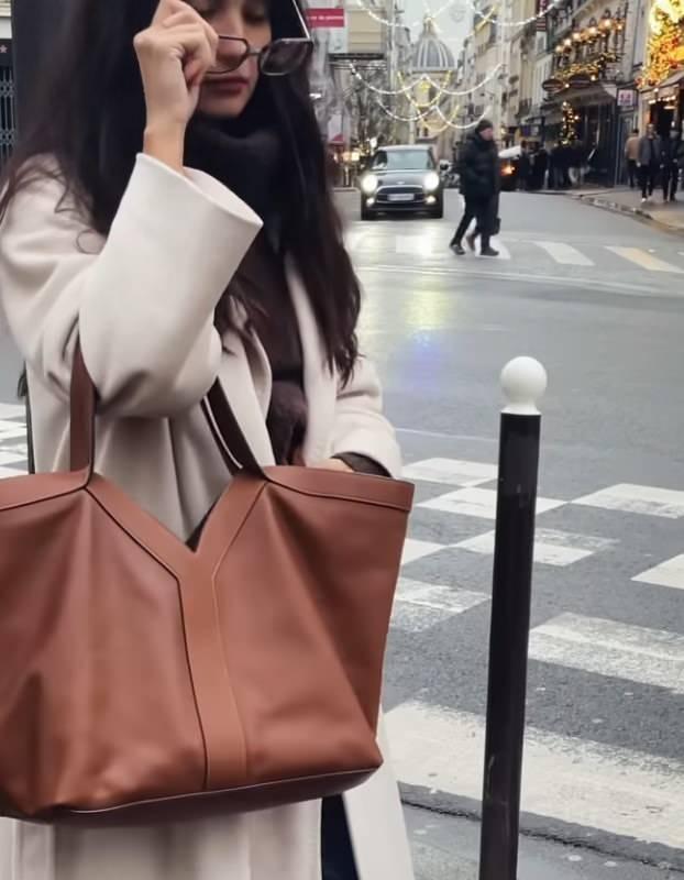 Tuba Büyüküstün'den Paris Sokak Stili İlhamı: Klasik Deri Çanta Kombinleri