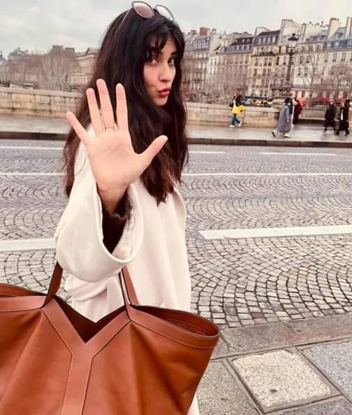 Tuba Büyüküstün'den Paris Sokak Stili İlhamı: Klasik Deri Çanta Kombinleri
