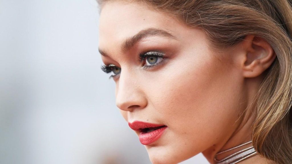UGG Venture Daze ile ‘Çirkin Ayakkabı’ Modası Yeniden Gündemde: Gigi Hadid Stili ve Trend Analizi