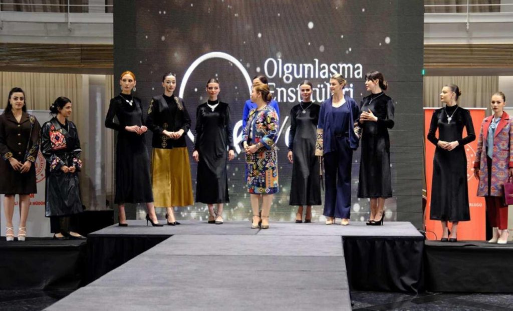 Van'da Motiflerin Dili Konuştu: Geleneksel Kilim Desenleri Modern Moda ile Buluştu