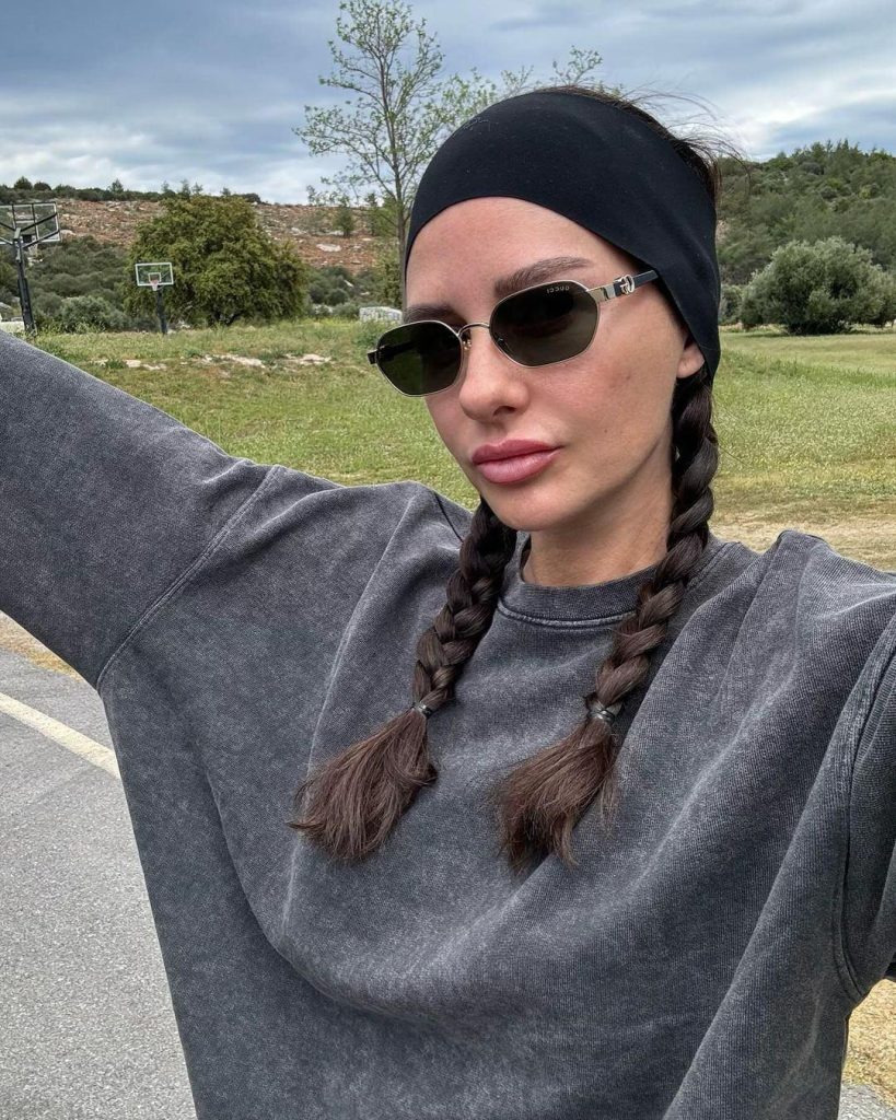 Yasemin Özilhan'dan Sosyal Medya Kombini: Leopar Desenli Pantolon ve Antrasit Sweatshirt Stili