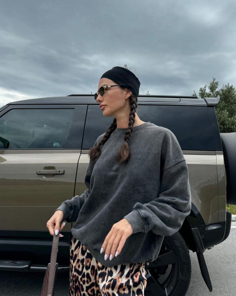 Yasemin Özilhan'dan Sosyal Medya Kombini: Leopar Desenli Pantolon ve Antrasit Sweatshirt Stili