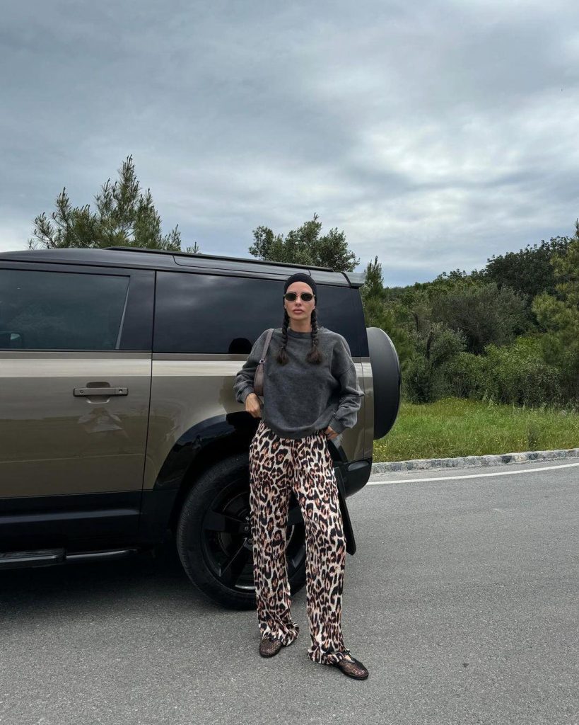 Yasemin Özilhan'dan Sosyal Medya Kombini: Leopar Desenli Pantolon ve Antrasit Sweatshirt Stili