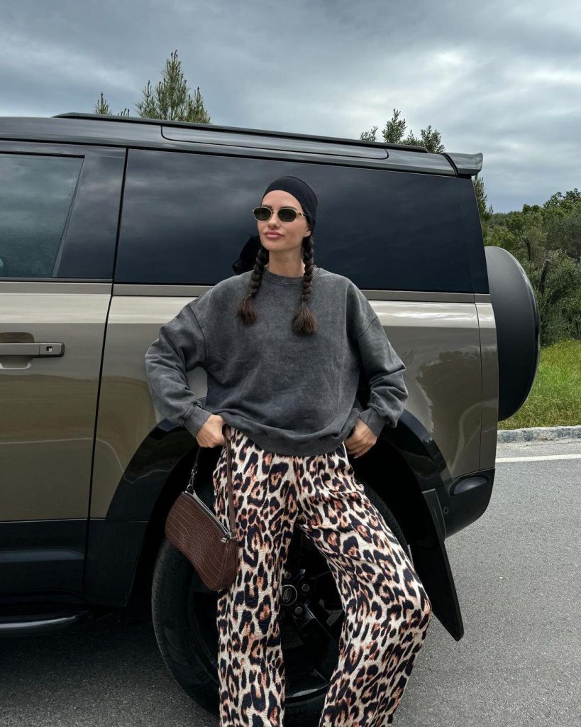 Yasemin Özilhan'dan Sosyal Medya Kombini: Leopar Desenli Pantolon ve Antrasit Sweatshirt Stili