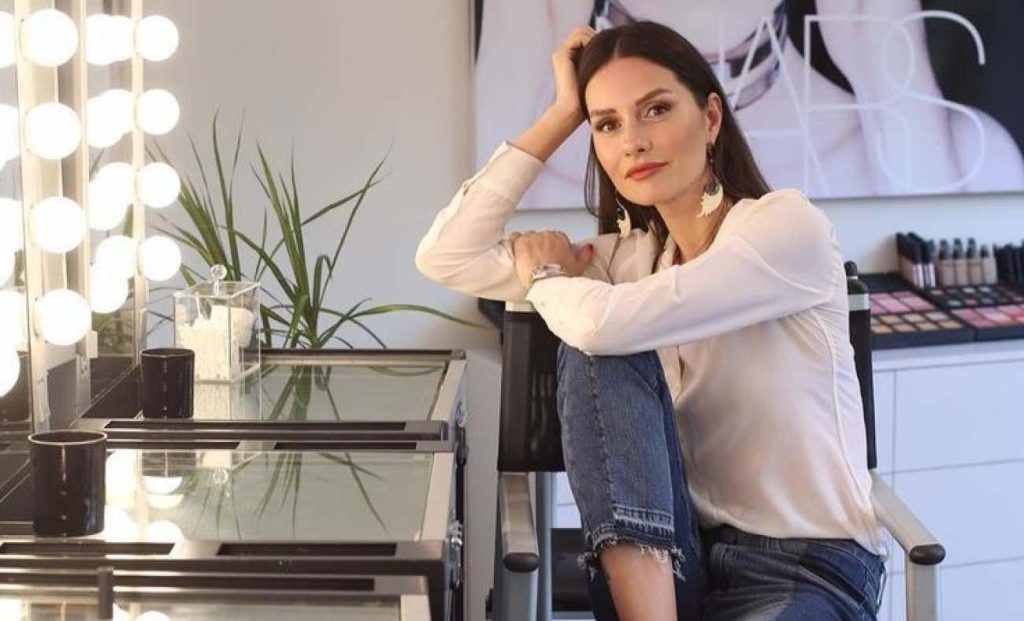 Yasemin Özilhan'dan Sosyal Medyayı Sallayan Kombin: Denim ve Leopar Detayları Mercek Altında