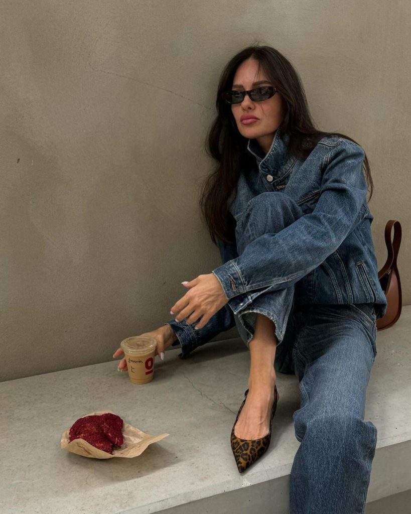 Yasemin Özilhan'dan Sosyal Medyayı Sallayan Kombin: Denim ve Leopar Detayları Mercek Altında