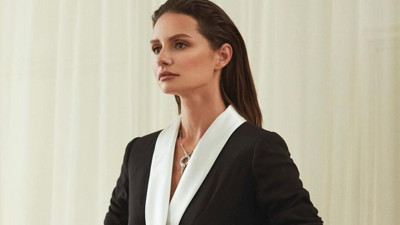 Yasemin Özilhan’dan Yeni Kombin Gündem Oldu: ELİF CIĞICIOĞLU Elbisesinin Fiyatı Ortaya Çıktı