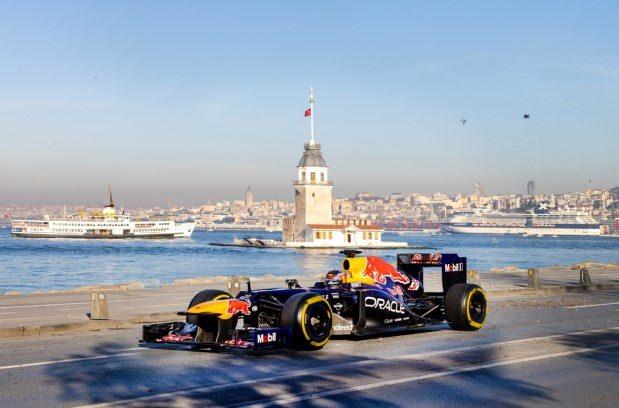 Yuki Tsunoda'dan İstanbul Çekimleri: Seti Durduran Sokak Kedisi ve Intercity İstanbul Park'ın F1 Dönüşü