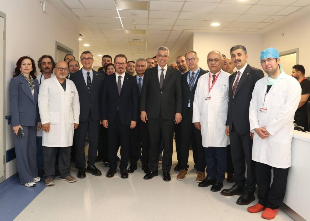 Ankara'da Yerli Kalp-akciğer Makinesiyle İlk Ameliyat: Bakan Memişoğlu Hastayı Ziyaret Etti