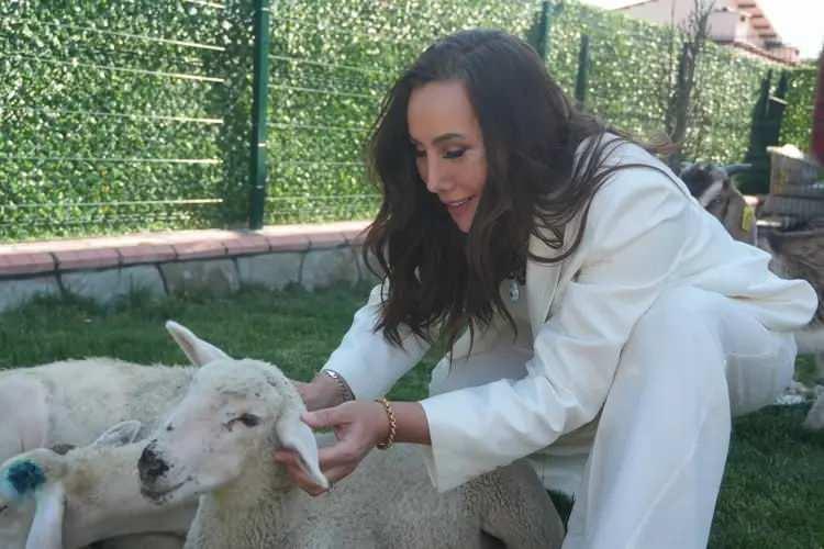 Asena'dan Yalova Çiftliği Hayatı: Doğayla İç İçe Yaşam ve Sahneye Sesle Dönüş Planları