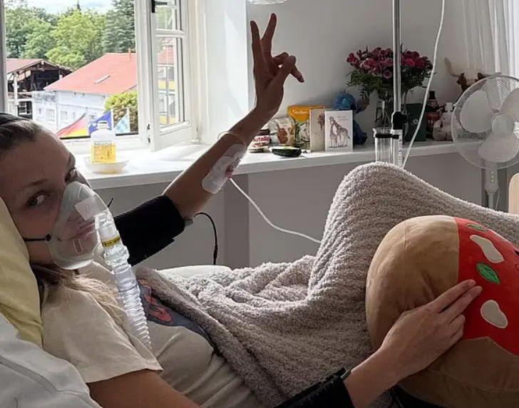 Bella Hadid Lyme Hastalığının Yeniden Alevlendiğini Gözyaşlarıyla Duyurdu