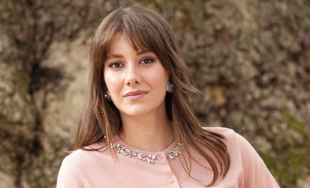 Beril Pozam'dan Manevi Paylaşım: 'Yalı Çapkını' Setinde Emre Altuğ Etkiledi