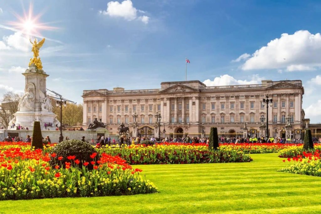 Charles Ve Camilla, Buckingham Sarayı'na Geri Dönmeyecek: Yenileme Bitince Yeni Rota