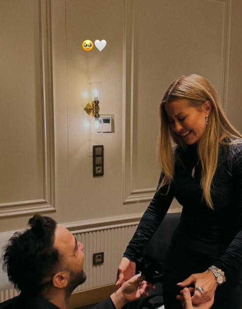 Derya Uluğ ve Asil Gök Nişanlandı! Ünlü Çift Evlilik Yolunda İlk Adımlarını Attı
