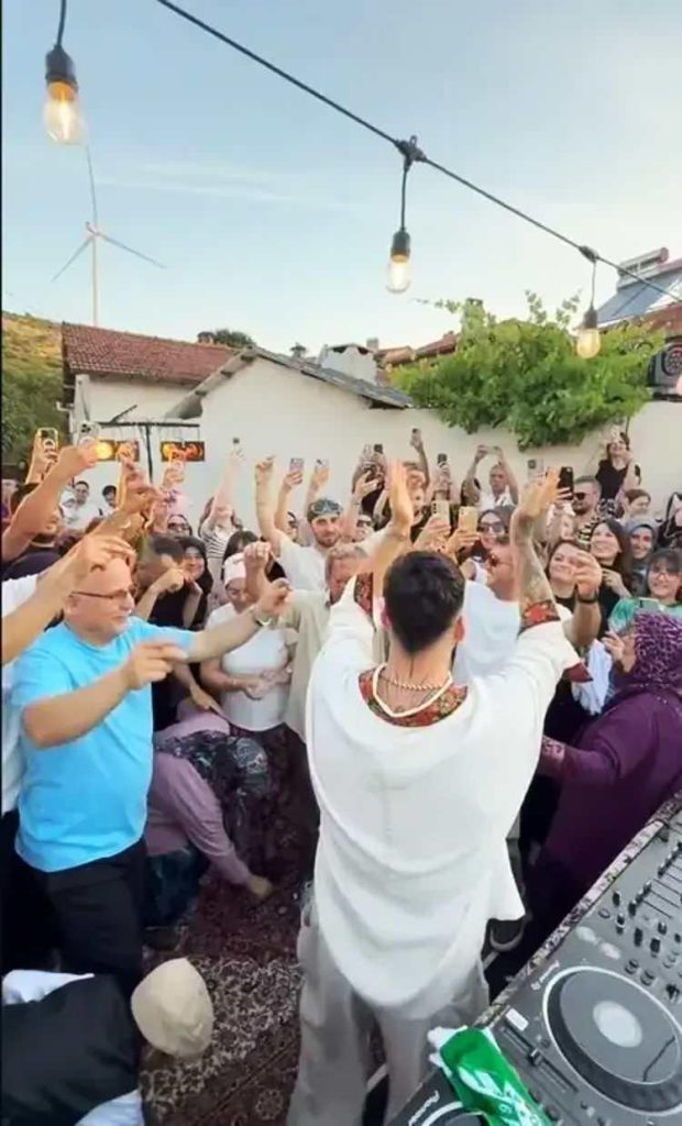 DJ Mahmut Orhan'dan Konser Alanına Sarma İkramı: İstanbul ve Memleketinde Gündem Oldu