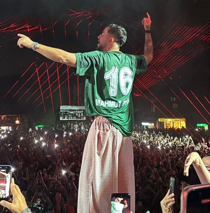 DJ Mahmut Orhan'dan Konser Alanına Sarma İkramı: İstanbul ve Memleketinde Gündem Oldu