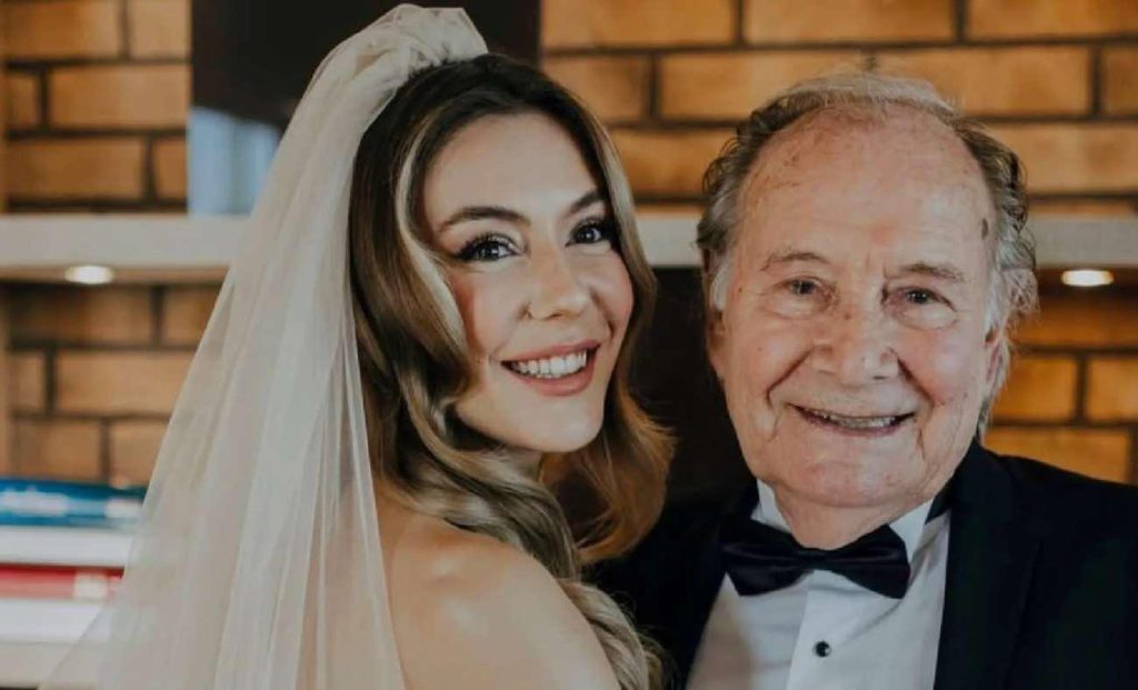 Ege Kökenli'den Duygusal Açıklama: Ege Kökenli Dedesini Kaybettikten Sonra Paylaştığı Fotoğrafa Gelen Yorumlar Ortaya Çıktı