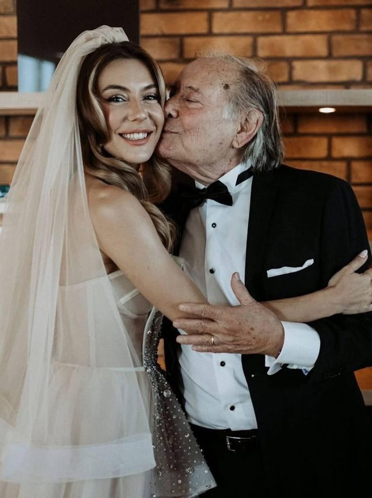 Ege Kökenli'den Duygusal Açıklama: Ege Kökenli Dedesini Kaybettikten Sonra Paylaştığı Fotoğrafa Gelen Yorumlar Ortaya Çıktı