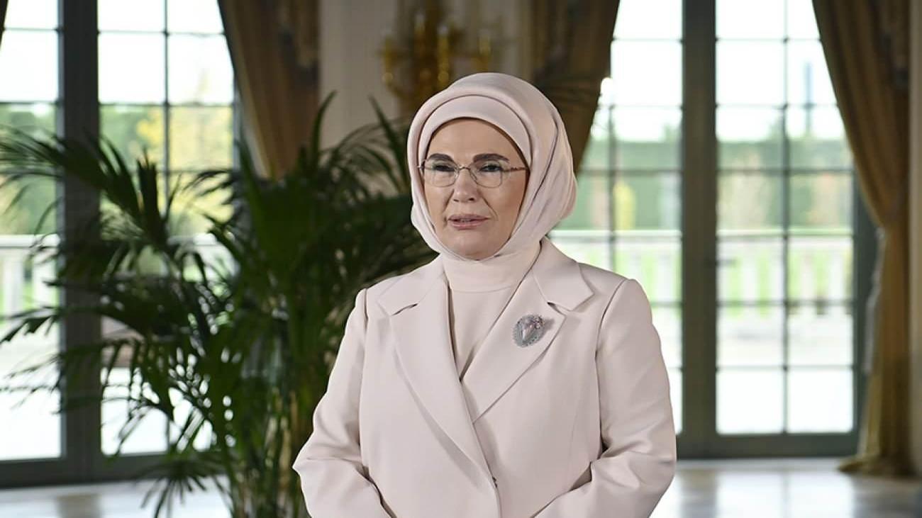 Emine Erdoğan, 2025-2026 Eğitim Öğretim Yılı Sonunda Karnelerini Alan Tüm Öğrencileri Tebrik Etti