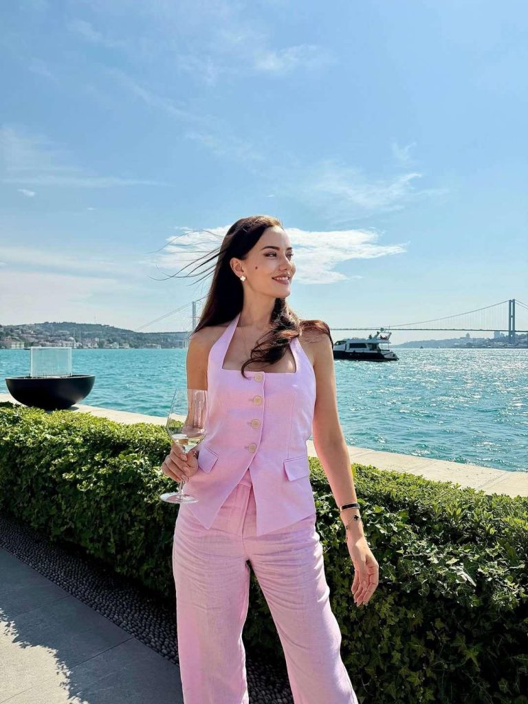 Fahriye Evcen 40 Yaşını Kutladı: Tekne Partisi ve Sosyal Medya Paylaşımları Gündem Oldu