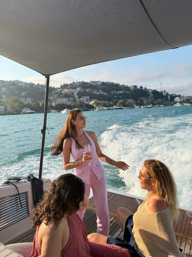 Fahriye Evcen 40 Yaşını Kutladı: Tekne Partisi ve Sosyal Medya Paylaşımları Gündem Oldu