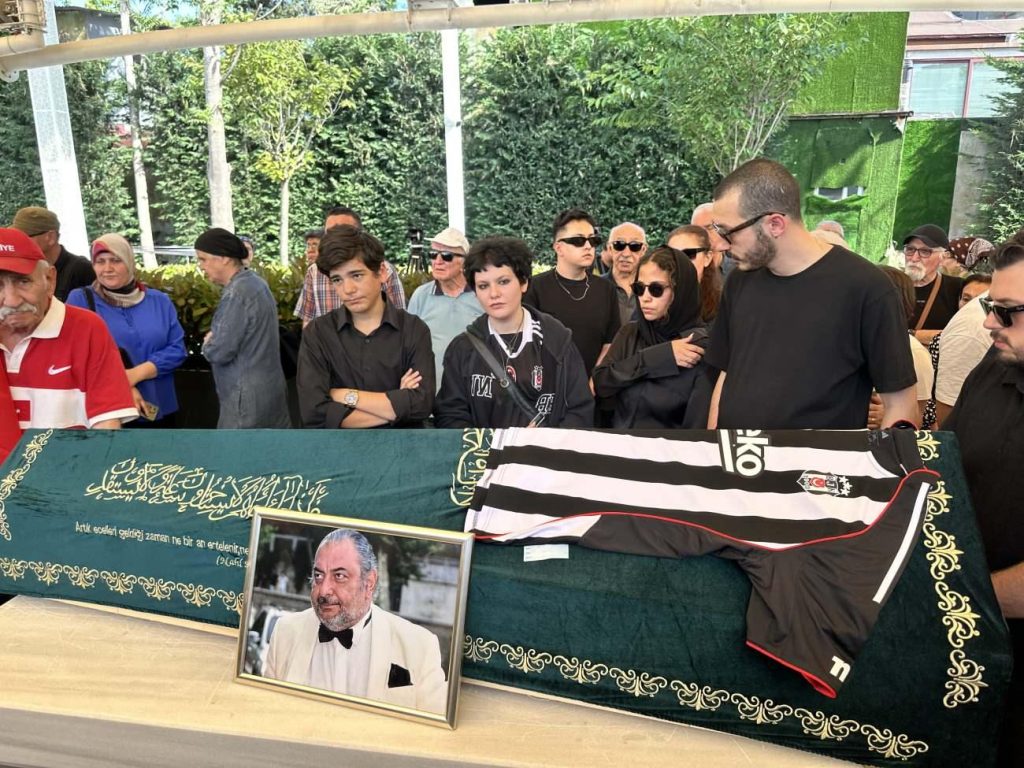 Gazeteci ve Sunucu Reha Muhtar Son Yolculuğuna Uğurlandı: Beşiktaş'ta Büyük Tören