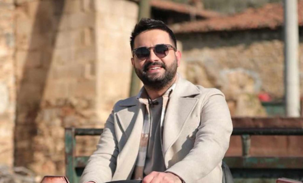 Kadir Ezildi Karın Yağlarını Aldırdı: Ünlü Sunucunun 5 Kilogram Yağ Altdırma Ameliyatı Sonrası Gündemdeki Detayları