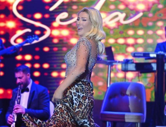 Mersin Konserinde Seda Sayan'dan Çağlar Ökten ve Sezen Aksu Detayları: 'Çorap Kadınıyım' Sözleri Ortalamayı Salladı