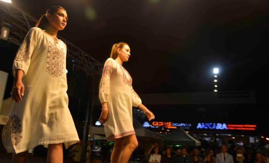 Şile Bezi’nin Zarafeti Podyumda Canlandı: Halk Eğitim Merkezi Düzenlediği Moda Şöleni Büyük İlgi Gördü