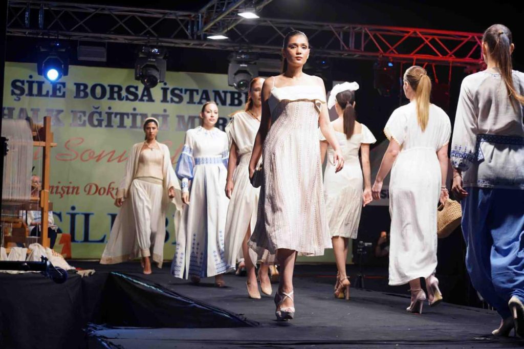 Şile Bezi'nin Zarafeti Podyumda Canlandı: Halk Eğitim Merkezi Düzenlediği Moda Şöleni Büyük İlgi Gördü