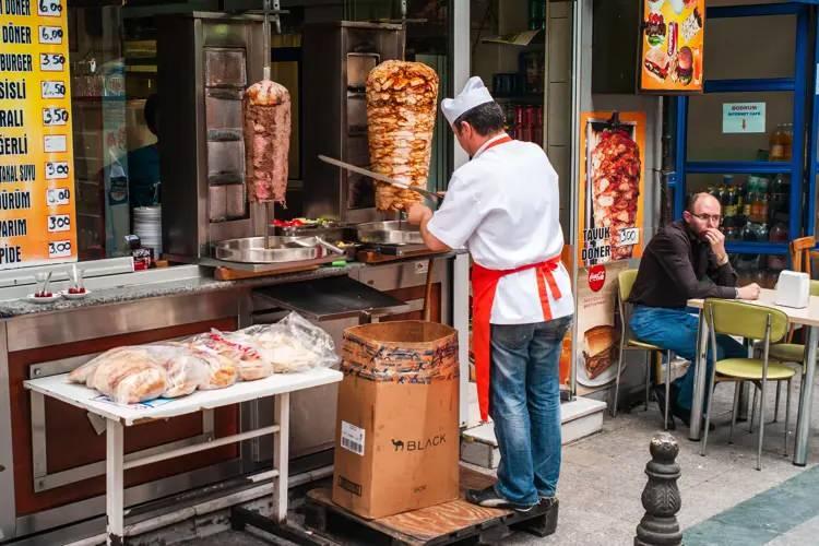 Uzmanlardan Kritik Uyarı: Yaz Aylarında Gıda Zehirlenmelerinden Korunma Yolları